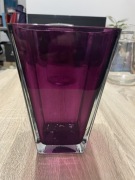 Szklany fioletowy wazon