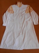 Biały długi fartuch roboczy z elementami żółto-cze