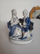 Figurka porcelanową, para zakochanych na ławeczce