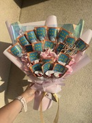 Bukiet ze zdrapek i kwiatów ze wstążki satynowej