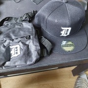 Komplet saszetka i czapka beysbolówka.