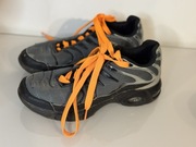 Buty sportowe szaro-czarne z pomarańczowymi sznurówkami