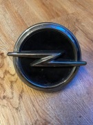 OPEL LEON CORSA  KLAMKA KLAPY EMBLEMAT LOGO 9830092980