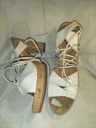 Buty na obcasie wiązane