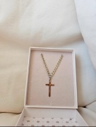 Złoty naszyjnik krzyżyk