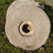 Kamień młyński żarno ozdoba ogrodu Łęgiewski