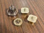 4 Stare posrebrzane pokrywki do pieprzniczki 