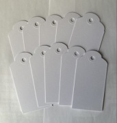 Białe etykiety 9x5 cm z dziurką – 10 szt. zawieszki / metki