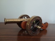 Armata ozdobna dekoracyjna drewno mosiądz