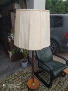 Lampa tekowa duży abażur material ecru  