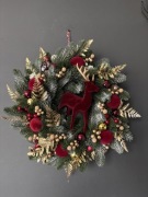 Luksusowy świąteczny wieniec 40 cm z welurowym reniferem – ręcznie robiony