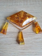 Akrylowa broszka z bursztynami PRL 