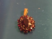 Złota zawieszka z granatami .idealny prezent