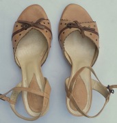 Mało używane letnie buty lekkie zgrabne na wygodnym obcasie skórzane