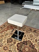 Hoker z prostokatnym siedziskiem