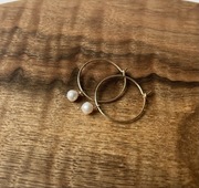 Kolczyki złote z malutką perełką