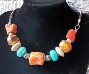 Naszyjnik z korala, bursztynu, lawy, howlitu i srebra pr. 925