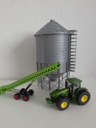 Siku zestaw John Deere 1:50 ciągnik + Elevator taśmociąg podajnik siana