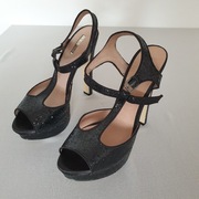 Obcasy na platformie, czołenka, szpilki, La Strada