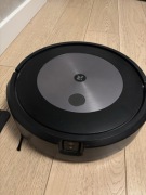 Roomba j7 robot sprzątający omija przeszkody, bez mopa