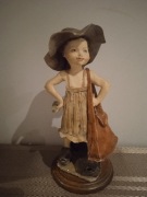 Figurka z alabastru chłopak