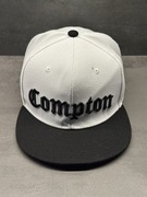 Czapka snapback „Compton” – nowa, biało-czarna, haft