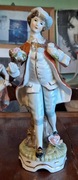 Stylowa figurka młodego mężczyzny z porcelany 