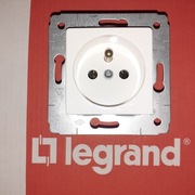 Gniazdo pojedyncze LEGRAND CARIVA białe - nowe