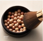 Puder z serum w perełkach Giordani Gold Radiant Bronze