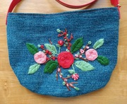 Mała ręcznie wykonana torebka z haftami.