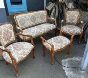 Stary zestaw wypoczynkowy. Siedzisko, podnóżek, dwa krzesła. 