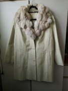Kremowy płaszcz ze skóry naturalnej z kołnierzem z prawdziwego futra kurtka