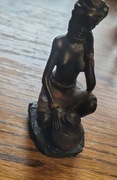 Figurka kobiety z dzbanem rzeźba murzynka z masy plastycznej?