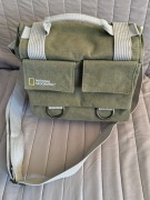 Profesjonalna torba na aparat National Geographic w kolorze khaki.