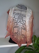 Ażurowa chusta wykonana na drutach. 