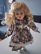 lalka Linda na podstawce porcelanowa buzia 31 cm sukienka do