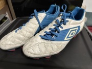 Używane korki Umbro Geometra Pro FG rozmiar 41 biało niebieskie