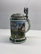 Kufel ceramiczny z motywem bawarskim. Ceramiczna kapa. Głowa na dnie.