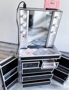 Mobilne stanowisko do makijaży/fryzjerstwa. Schowek na pędzle