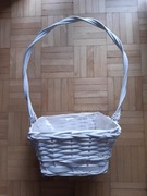 Biały koszyk wiklinowy