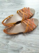 Crocs sandały Huarache Flat W9