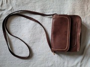 Torebka damska kopertówka skórzana brązowa z paskiem 132 cm.