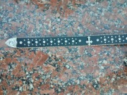 Modny pasek z kryształami oraz krzyżami 