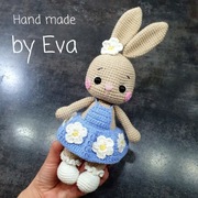 Króliczek w sukience w kwiaty, 26cm. Rękodzieło. Na szydełku