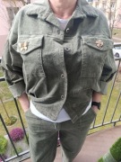 Sztruksowa kurtka z gumką na dole i ozdobnymi broszkami w kolorze khaki