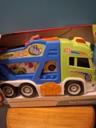 Auto Scania z autkiem ABC