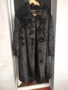Długie eleganckie czarne futro 