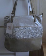 Nowa torebka w kolorach szarości z metką ze skóry