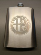 Alfa Romeo pierśiówka ze stali nierdzewnej grawerowana laserem 