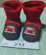 Buciki dla dziecka samochodziki czerwone wywijane rozmiar 0-6 miesięcy